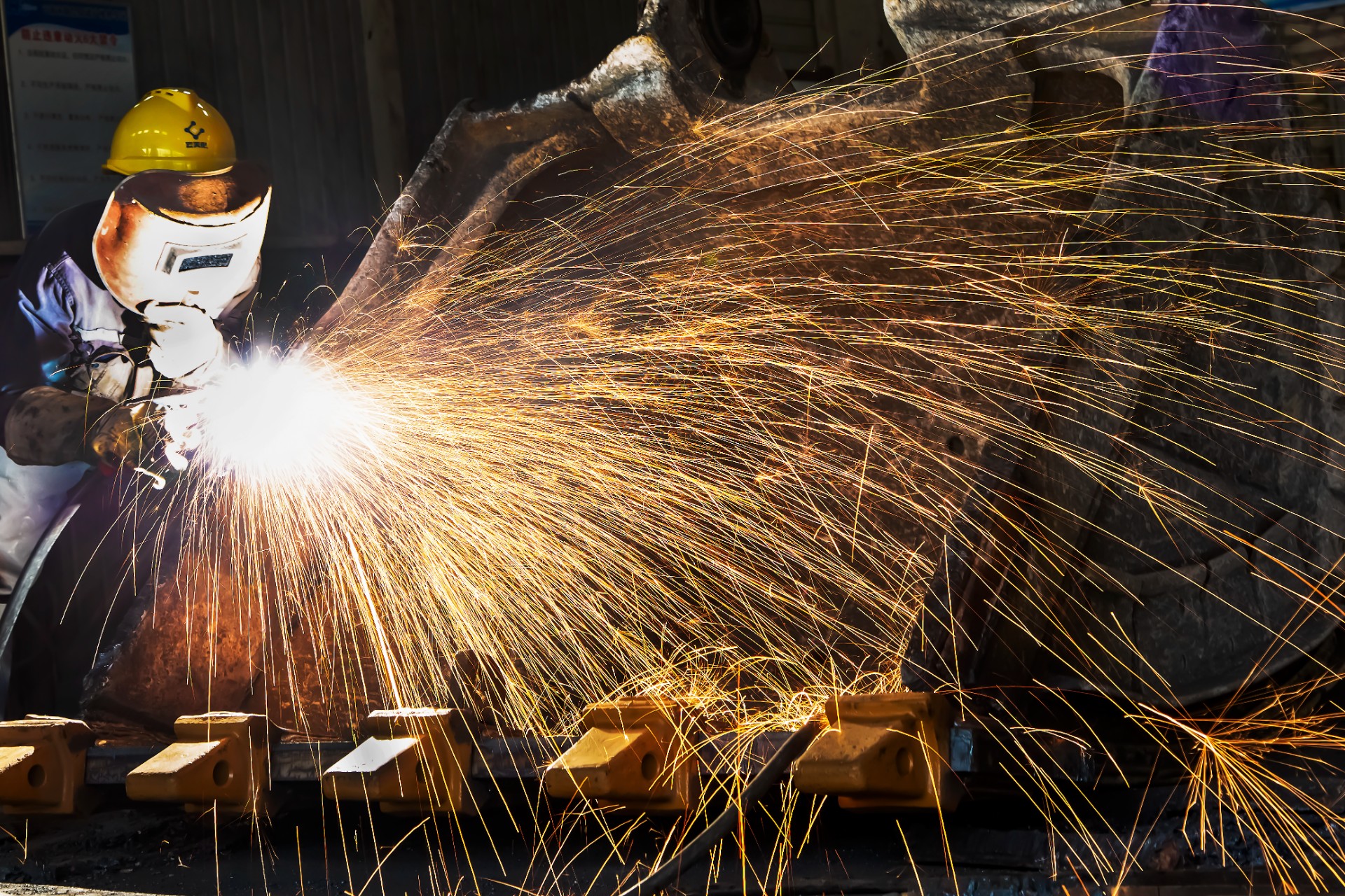 焊接挖掘机铲斗