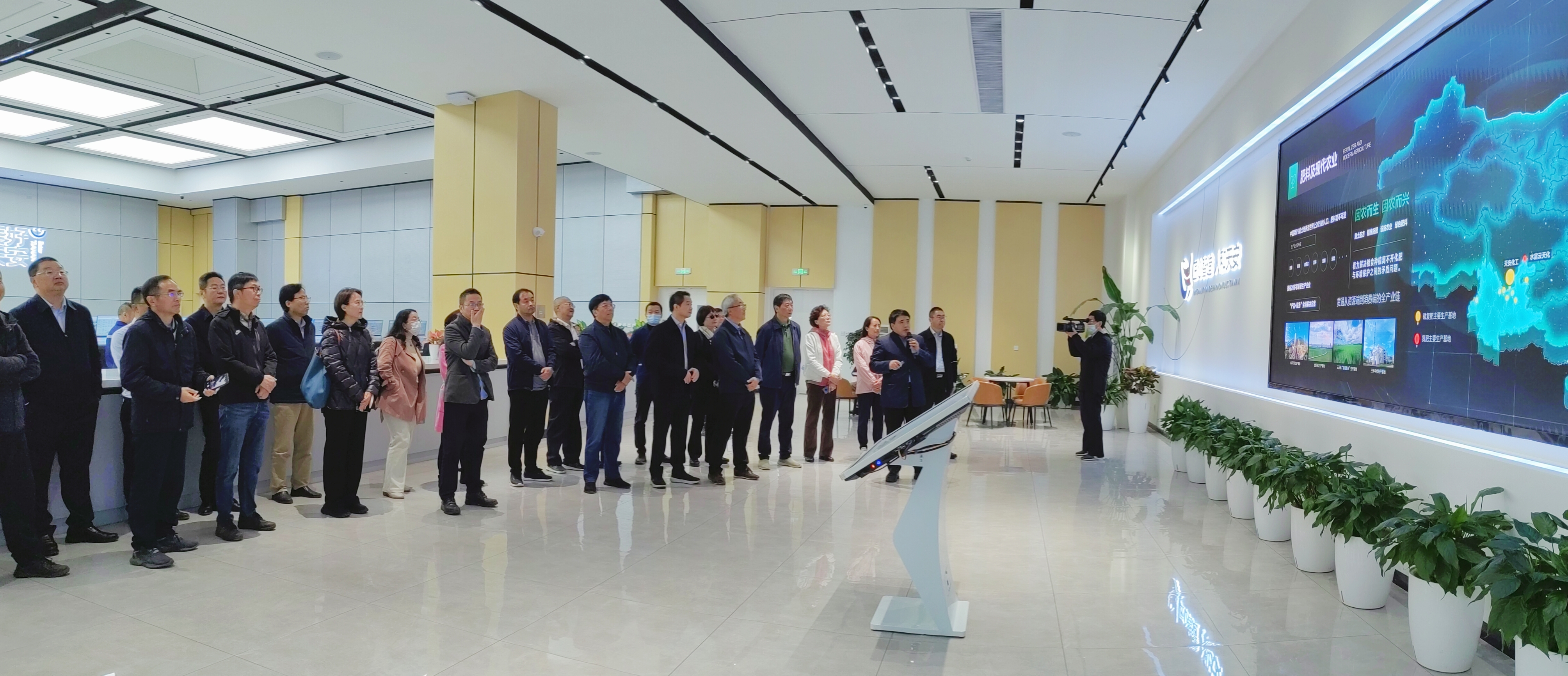 云南省政协副主席何波率队调研云天化集团转型升级工作